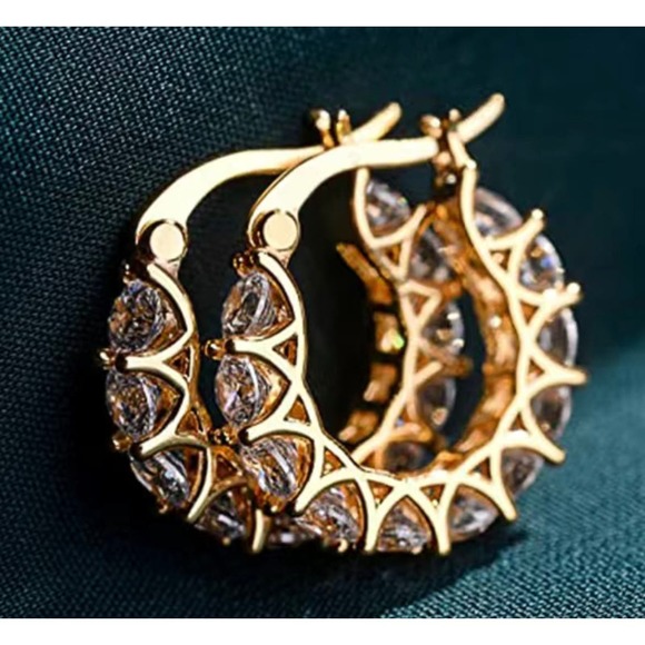 🎉Exquisite Zircon Hoop Earrings  925 plated  Simply stunning...never worn - Picture 1 of 4